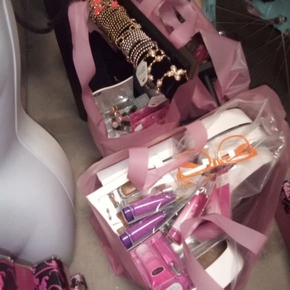 Accessories - Picture 16 of 16